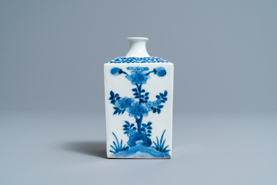 Een vierkante Japanse blauw-witte Kakiemon theebus, Edo, 17/18e eeuw