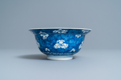 Een Chinese blauw-witte 'prunus op gebroken ijs' kom, Kangxi