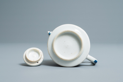 Een Chinese blauw-witte miniatuur theepot, Kangxi