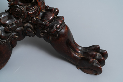 Une table en bois sculpt&eacute; au plateau &eacute;chiquier en marbre, Chine, 19&egrave;me