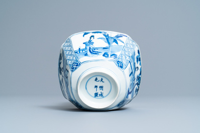 Een vierkante Chinese blauw-witte kom, Chenghua merk, Kangxi