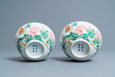 Een paar Chinese famille rose 'pioen' kommen, Guangxu merk en periode