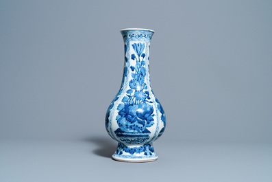 Een Chinese flesvormige blauw-witte vaas met floraal decor, Kangxi