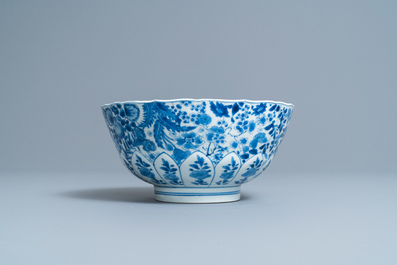 Een Chinese blauw-witte kom met floraal decor, Kangxi merk en periode