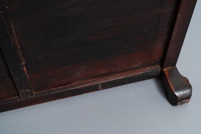 Een Chinese met parelmoer ingelegde houten etag&egrave;re met marmeren bovenblad, 19e eeuw