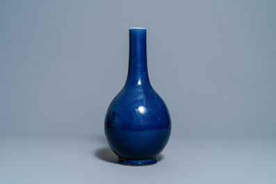 Een Chinese monochrome blauwe flesvormige vaas, Qianlong merk en periode