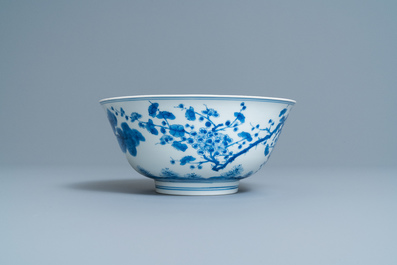 Een Chinese blauw-witte 'Drie vrienden van de winter' kom, Kangxi merk en periode