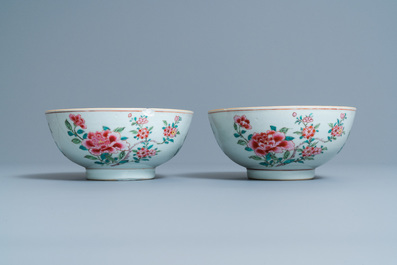 Een paar Chinese famille rose kommen met floraal decor, Yongzheng