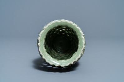 Een Chinese opengewerkte monochrome Longquan celadon penselenbeker, Ming