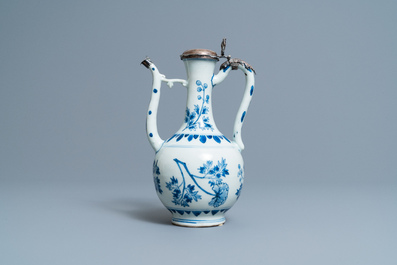 Une verseuse en porcelaine de Chine en bleu et blanc &agrave; monture en argent, &eacute;poque Transition