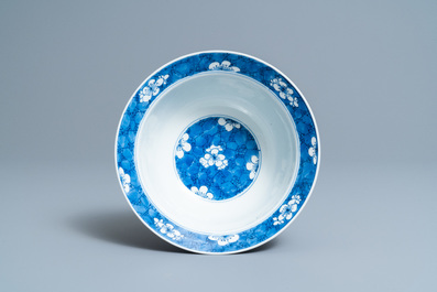 Een Chinese blauw-witte 'prunus op gebroken ijs' kom, Kangxi