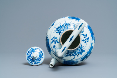 Une grande verseuse &agrave; vin couverte en porcelaine de Chine en bleu et blanc, &eacute;poque Transition