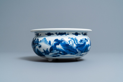 Un br&ucirc;le-parfum tripod en porcelaine de Chine en bleu et blanc, Kangxi