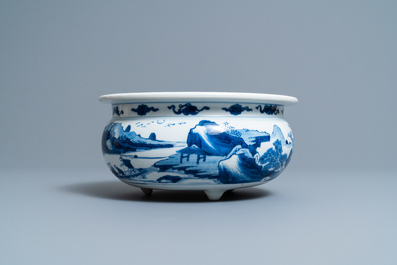 Un br&ucirc;le-parfum tripod en porcelaine de Chine en bleu et blanc, Kangxi