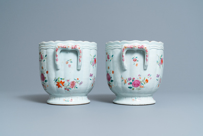 Een paar Chinese famille rose koelers met floraal decor, Qianlong