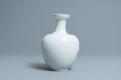 Een Chinese famille rose vaas met floraal decor, 19/20e eeuw