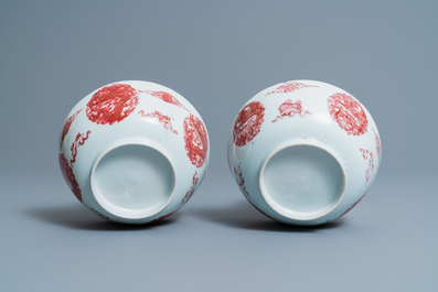 Een paar Chinese koperrode 'draken en karpers' kommen, Kangxi/Qianlong
