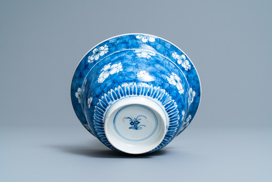 Een Chinese blauw-witte 'prunus op gebroken ijs' kom, Kangxi