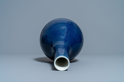 Een Chinese monochrome blauwe flesvormige vaas, Qianlong merk en periode