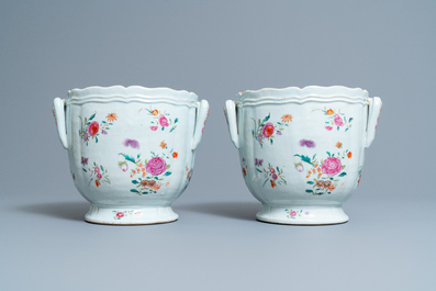 Een paar Chinese famille rose koelers met floraal decor, Qianlong