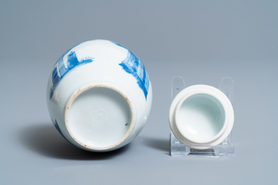 Een Chinese blauw-witte theebus met deksel, Kangxi