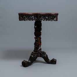 Une table en bois sculpt&eacute; au plateau &eacute;chiquier en marbre, Chine, 19&egrave;me