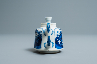 Een Chinese blauw-witte miniatuur theepot, Kangxi