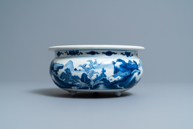 Un br&ucirc;le-parfum tripod en porcelaine de Chine en bleu et blanc, Kangxi