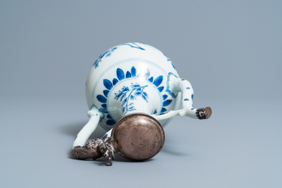 Une verseuse en porcelaine de Chine en bleu et blanc &agrave; monture en argent, &eacute;poque Transition