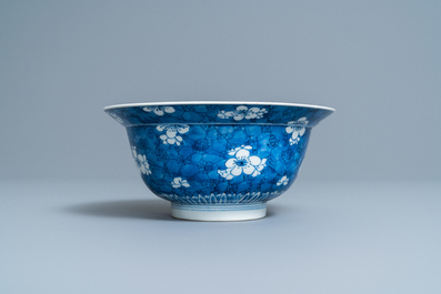 Een Chinese blauw-witte 'prunus op gebroken ijs' kom, Kangxi