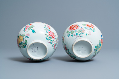 Een paar Chinese famille rose kommen met floraal decor, Yongzheng