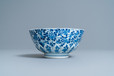 Een Chinese blauw-witte kom met floraal decor, Kangxi merk en periode