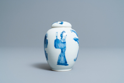 Een Chinese blauw-witte theebus met deksel, Kangxi
