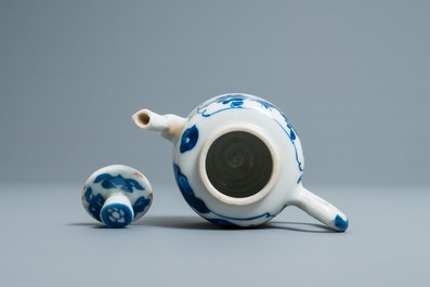 Een Chinese blauw-witte miniatuur theepot, Kangxi