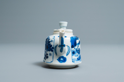 Een Chinese blauw-witte miniatuur theepot, Kangxi