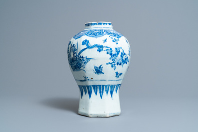 Een Chinese blauw-witte vaas met floraal decor, Transitie periode