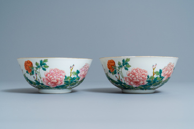 Een paar Chinese famille rose 'pioen' kommen, Guangxu merk en periode