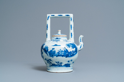 Une grande verseuse &agrave; vin couverte en porcelaine de Chine en bleu et blanc, &eacute;poque Transition
