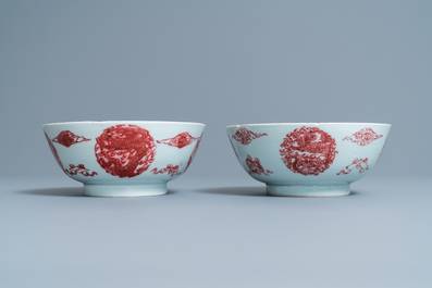Een paar Chinese koperrode 'draken en karpers' kommen, Kangxi/Qianlong