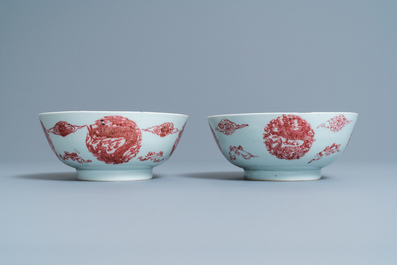 Een paar Chinese koperrode 'draken en karpers' kommen, Kangxi/Qianlong