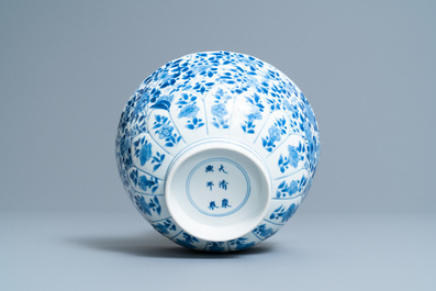 Een Chinese blauw-witte kom met floraal decor, Kangxi merk en periode