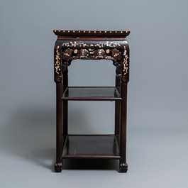 Een Chinese met parelmoer ingelegde houten etag&egrave;re met marmeren bovenblad, 19e eeuw