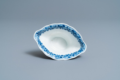 Een Chinese blauw-witte libation cup, Qianlong