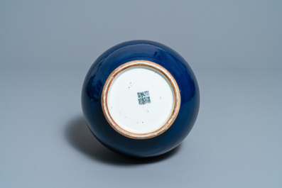 Een Chinese monochrome blauwe flesvormige vaas, Qianlong merk en periode