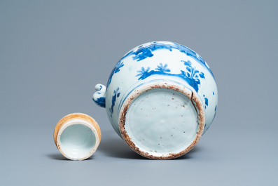 Une grande verseuse &agrave; vin couverte en porcelaine de Chine en bleu et blanc, &eacute;poque Transition