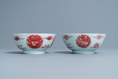 Een paar Chinese koperrode 'draken en karpers' kommen, Kangxi/Qianlong