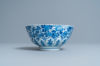 Een Chinese blauw-witte kom met floraal decor, Kangxi merk en periode
