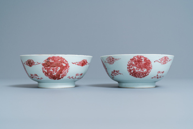 Een paar Chinese koperrode 'draken en karpers' kommen, Kangxi/Qianlong