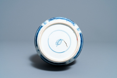 Een Chinese flesvormige blauw-witte vaas met floraal decor, Kangxi
