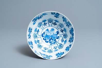 Een Chinese blauw-witte kom met floraal decor, Kangxi merk en periode